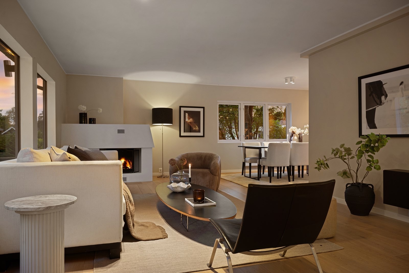 Boligen har slette flater, brede enstavs parkettgulv, moderne fliser, lyst kjøkken og pene bad Galleribilde