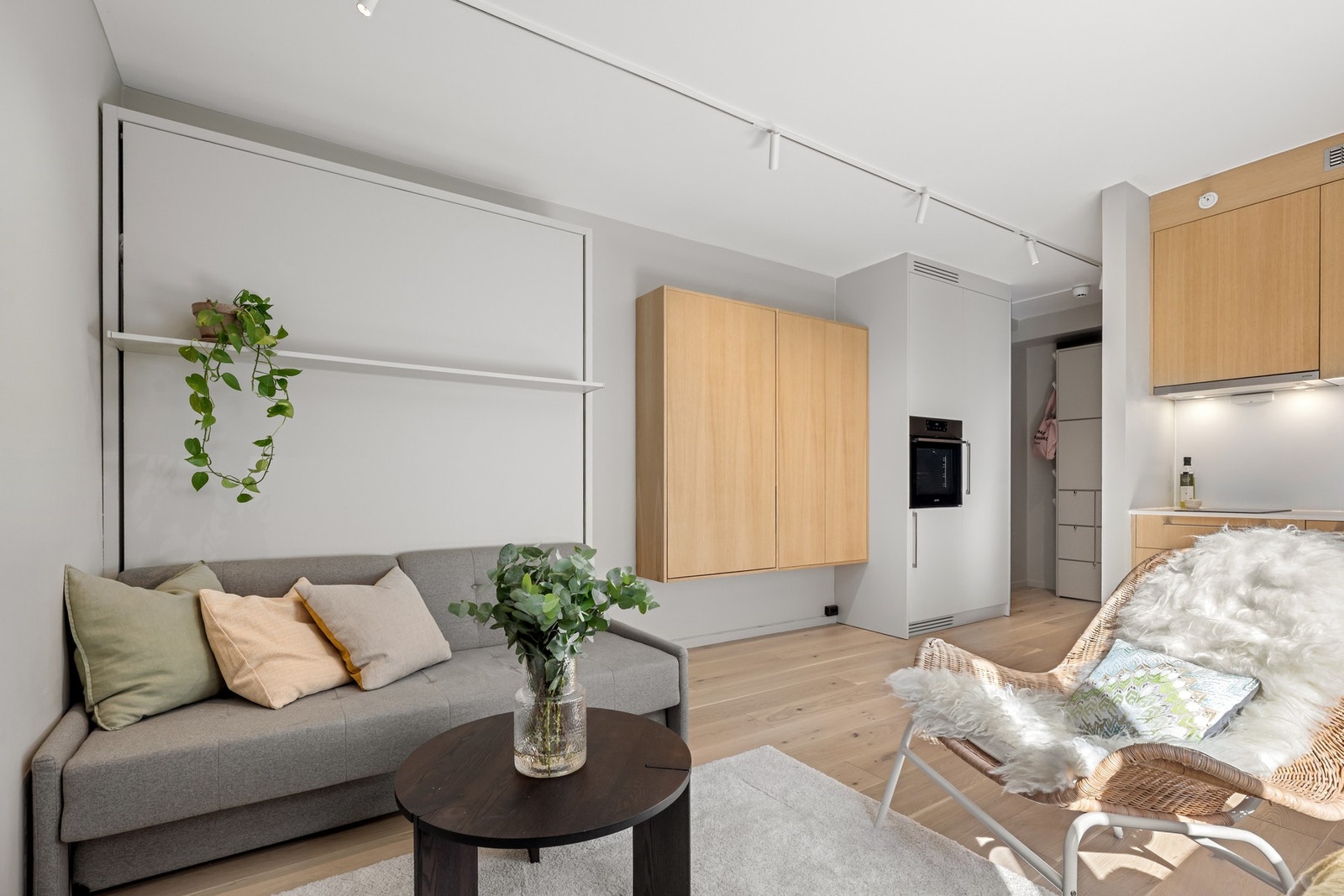 Stuen har god plass til sofa, bord og tv-møblement. Galleribilde