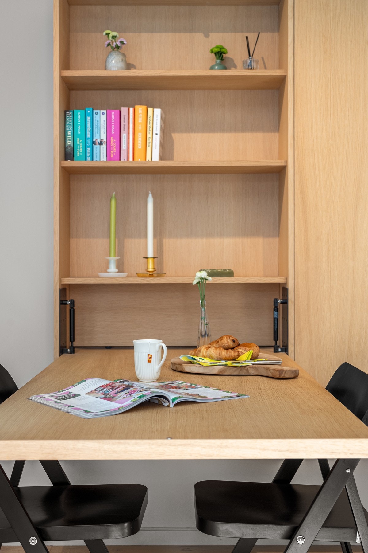 Skap med nedfellbart spisebord og stoler. Galleribilde