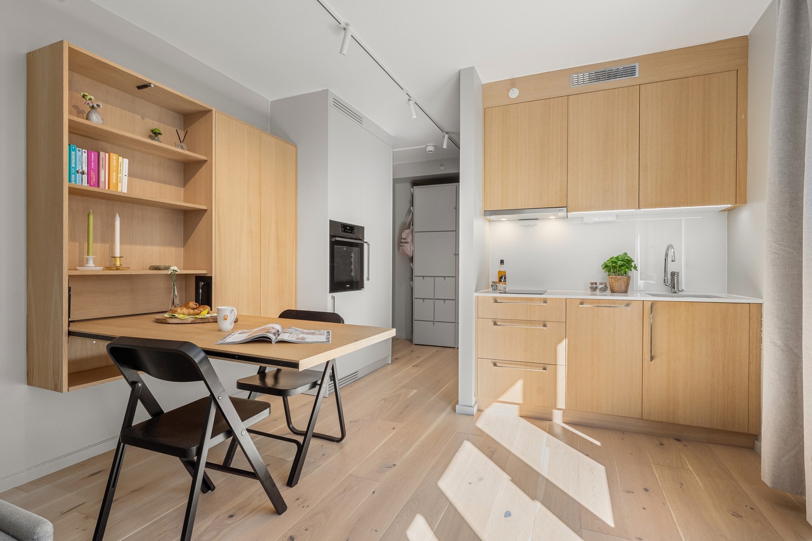 I stuen er det plassbesparende innredning som hylle- og skapløsning med nedfellbart spisebord og stoler. Galleribilde