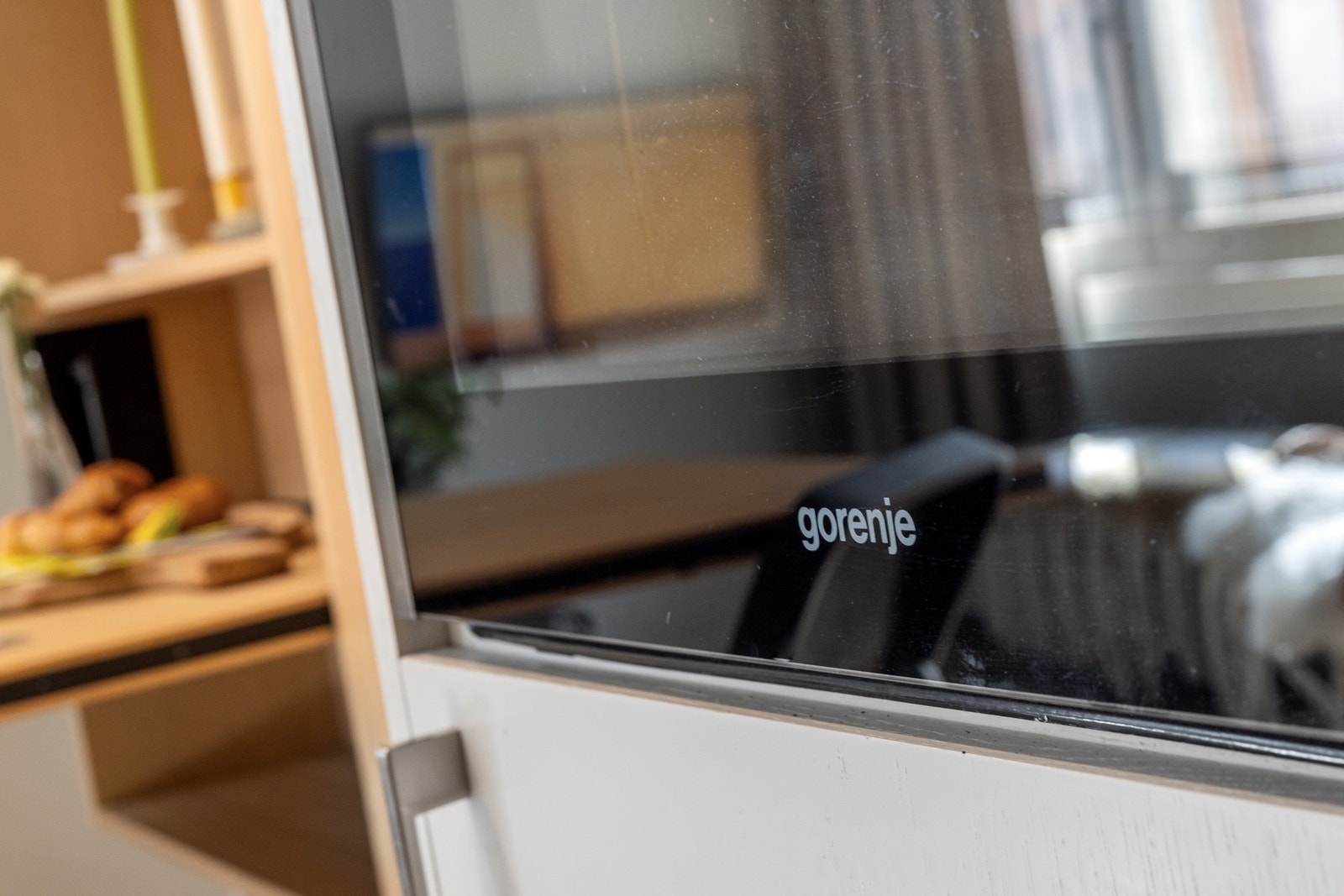 Kjøkkenet har integrert kjøleskap, ventilator, kokeplate, komfyr og oppvaskmaskin. Galleribilde