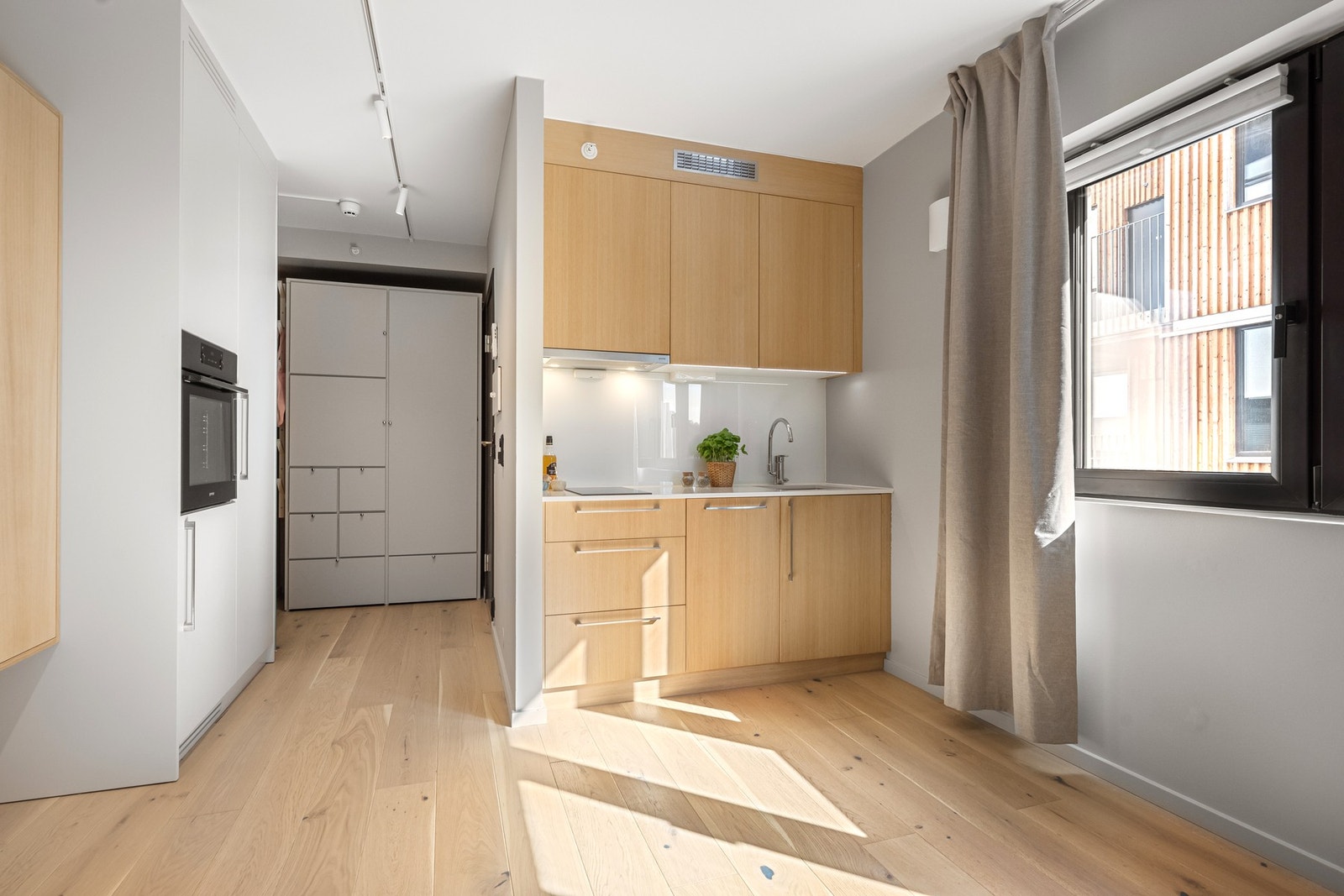 Kjøkkenet ligger i åpen løsning mot stuen med innredning langs to vegger. Galleribilde