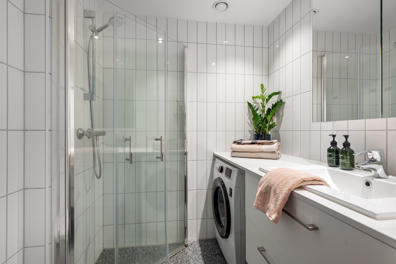 Badet er helfliset og utstyrt med gulvvarme og opplegg for vaskemaskin. Galleribilde