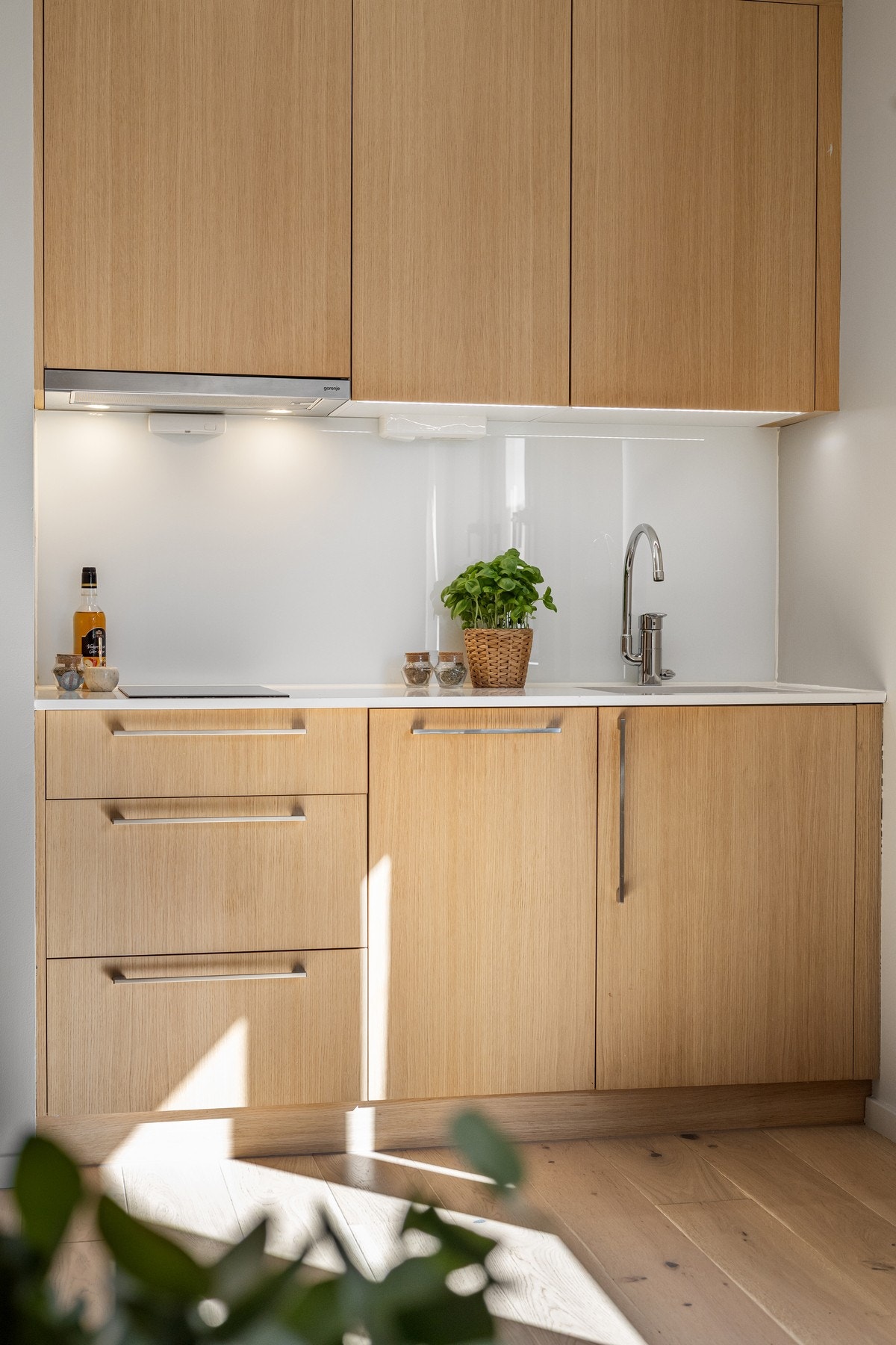 Kjøkkenet har integrert kjøleskap, ventilator, kokeplate, komfyr og oppvaskmaskin. Galleribilde