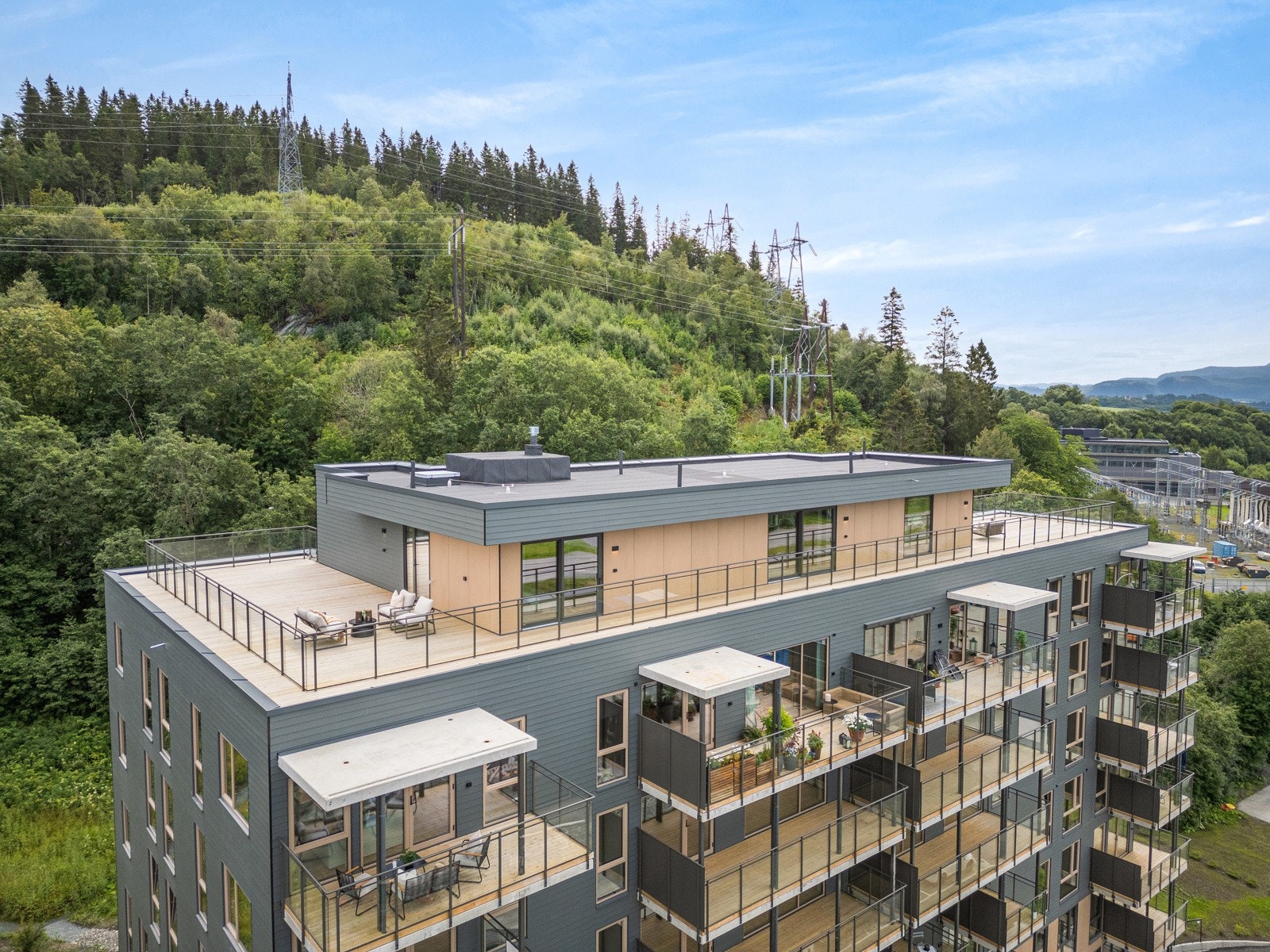 Rett utenfor døren har vi Estenstadmarka. Her har du marka som din nærmeste nabo. Galleribilde