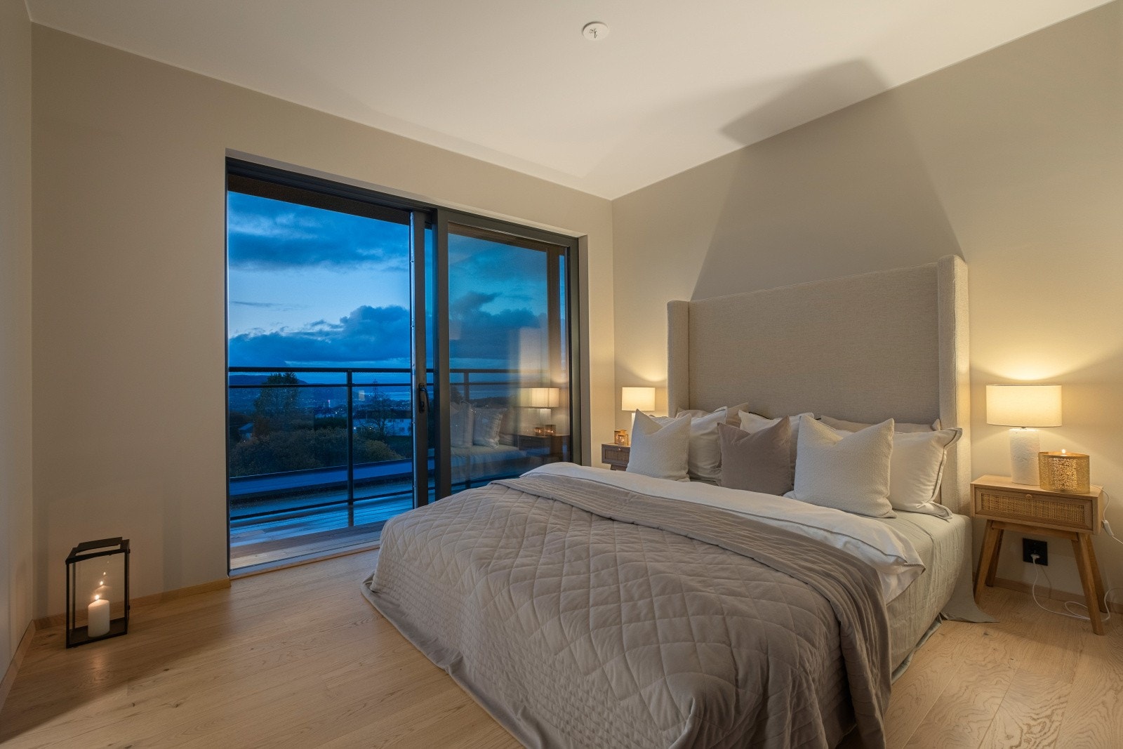 Hovedsoverommet er bygget som en egen suite. Her har du et stort og deilig soverom med eget bad. Galleribilde