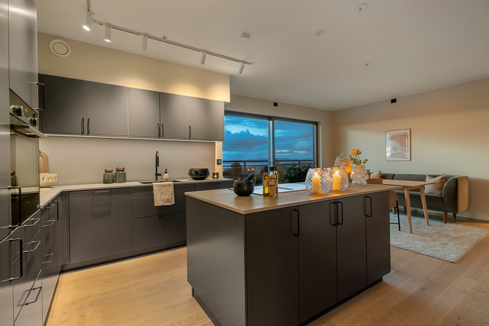 Kjøkkenet er helt fantastisk. Nydelig kokeøy med bl.a platetopp med integrert ventilator. Galleribilde