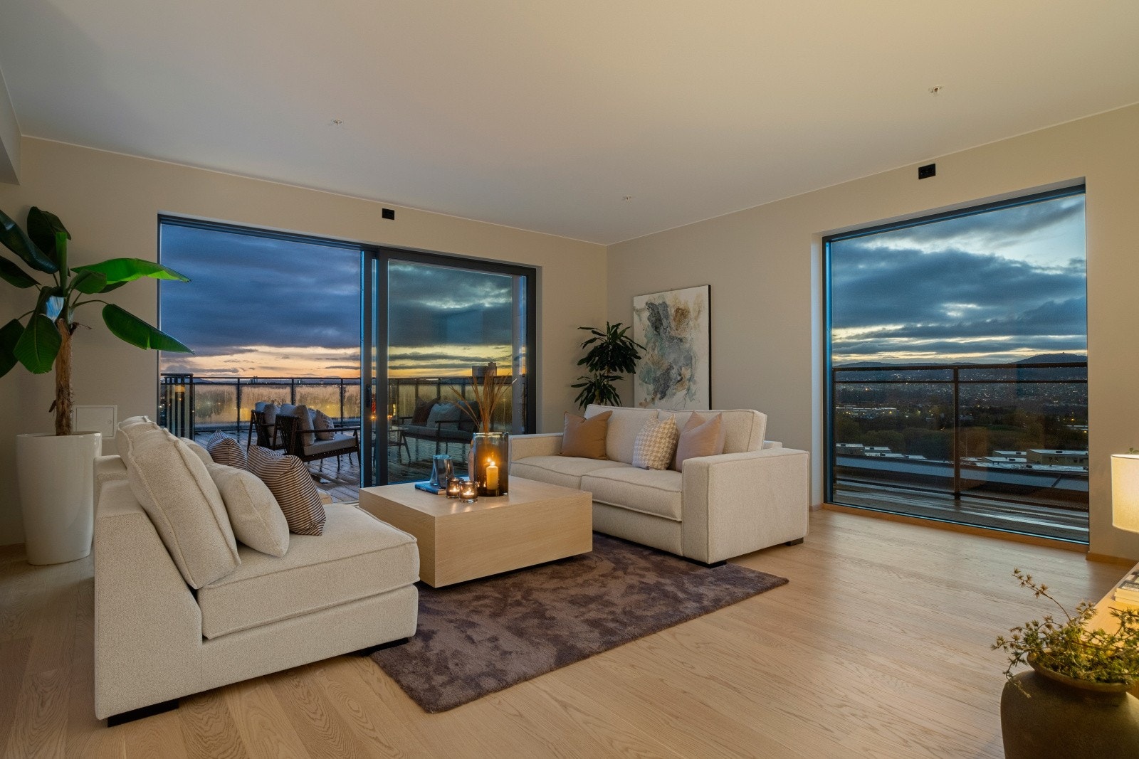 Deilig romfølelse med både stor takhøyde, godt med lys. Galleribilde