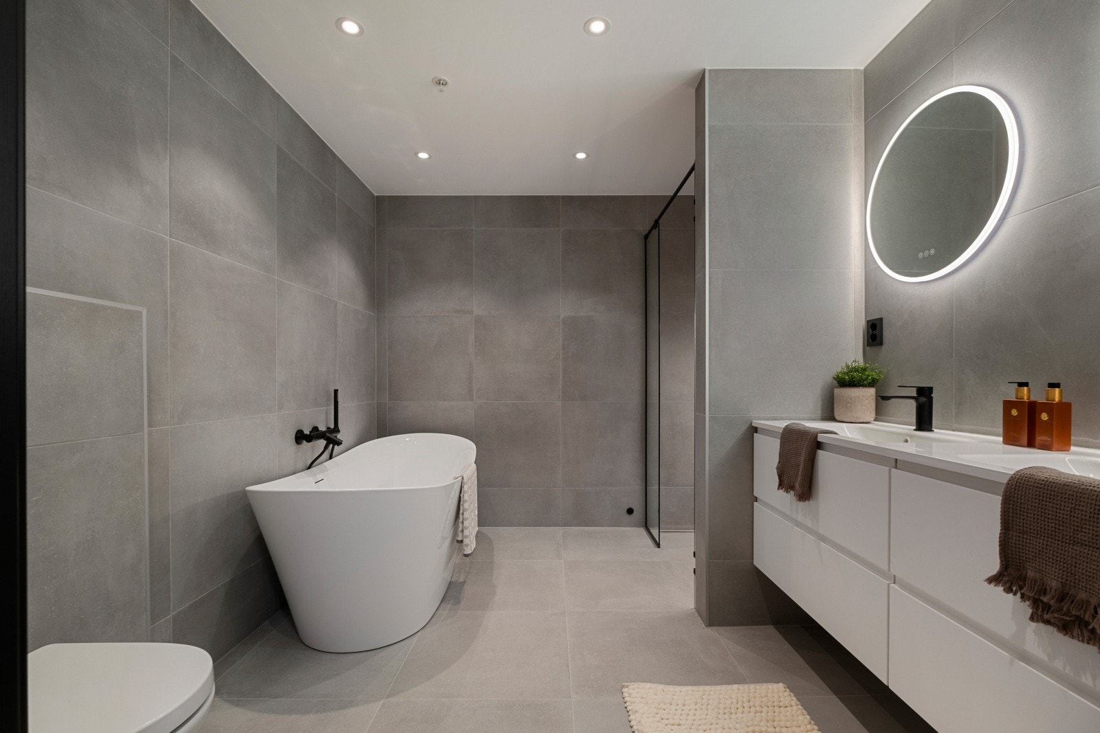 Badet er i tilknytning til hovedsoverommet er nydelig utført i høyeste kvalitet. Galleribilde