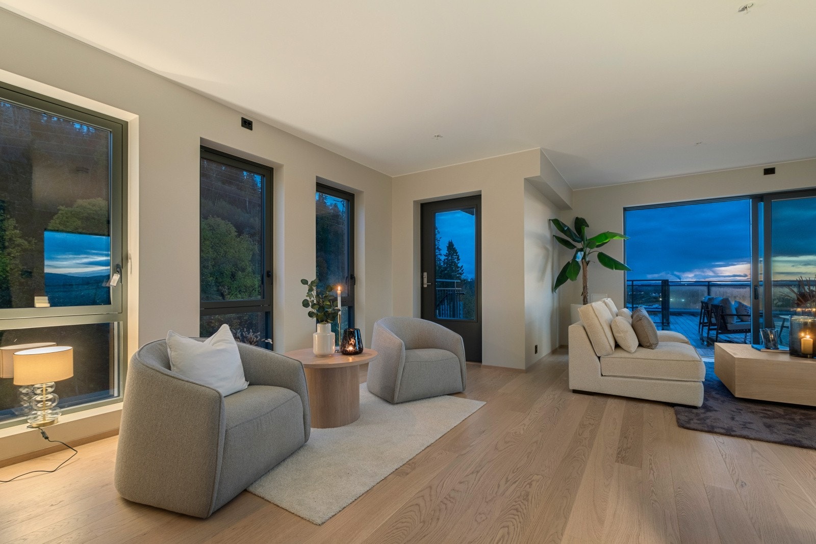 Fra stuen er det utgang til terrassen med utsikt mot fjorden. Galleribilde