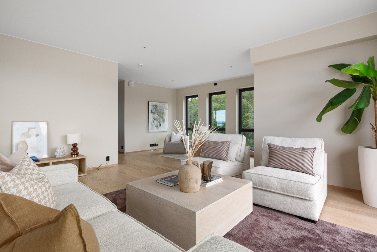 Tilbaketrukket fra kjøkken og stue finner du denne nydelige oppholdsplssen. Galleribilde