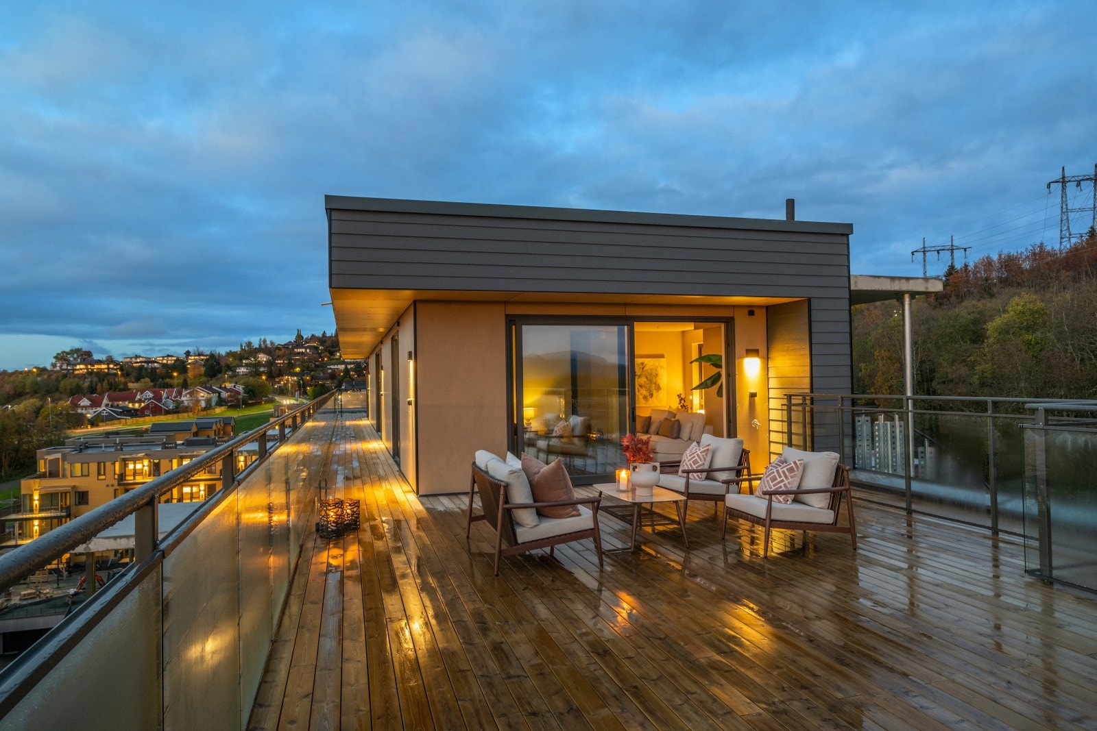 Leiligheten har 2 parkeringsplasser i kjeller. Galleribilde