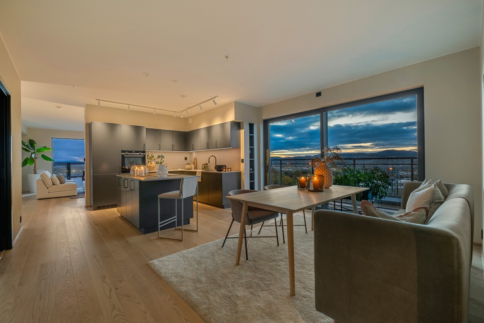 Her kan man fint holde kontakt med gjestene mens man tilbereder måltidet. Galleribilde