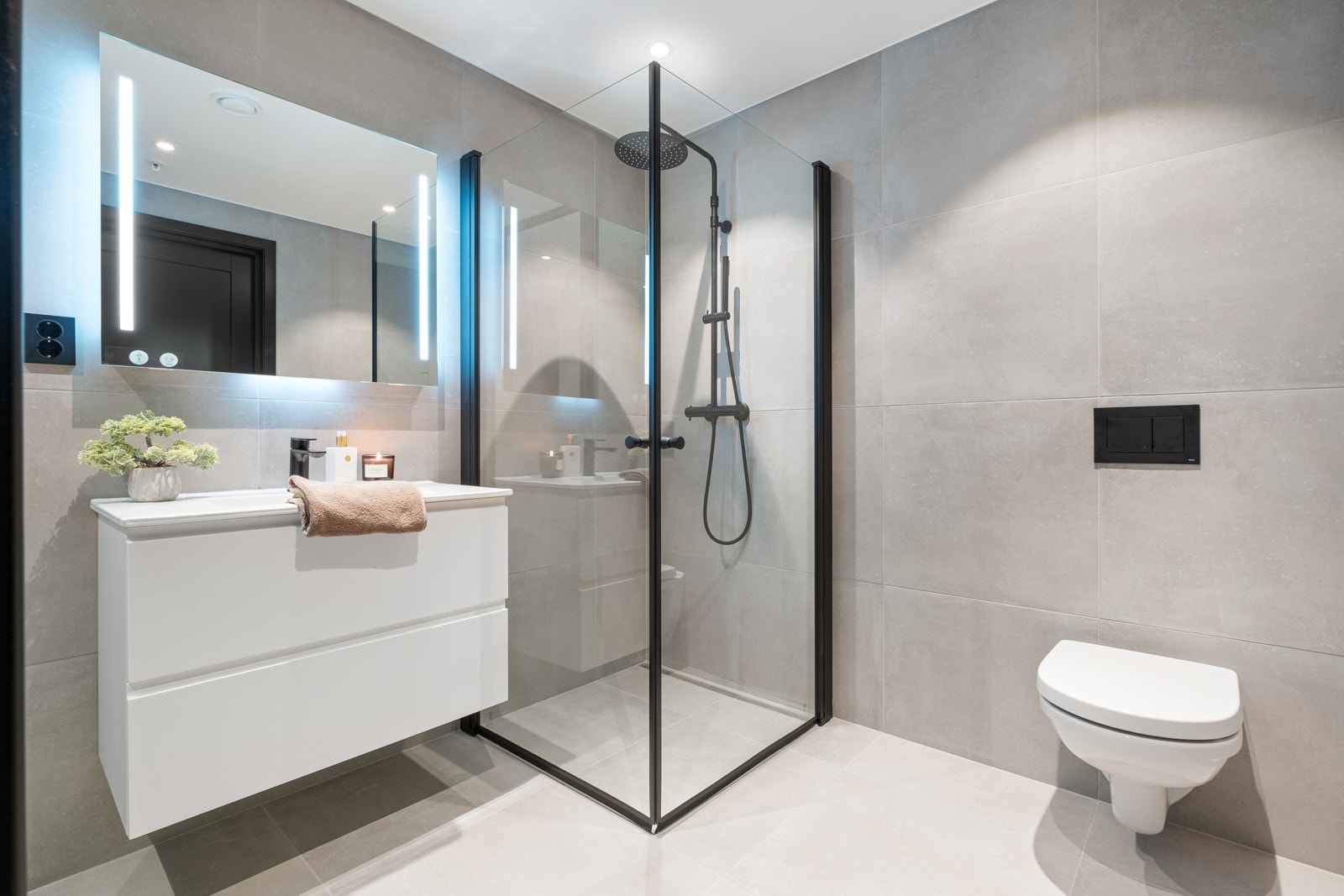 Nøye planlagte detaljer for både oppbevaring og belysning. Galleribilde