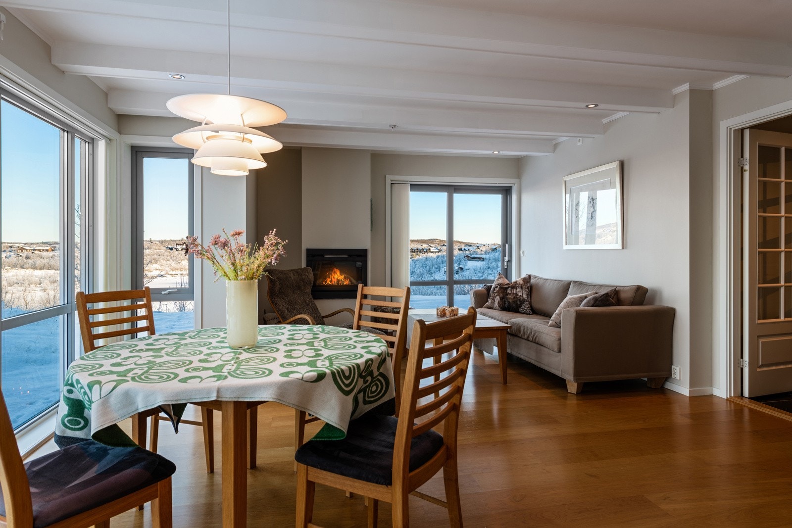 God plass til spisestue - og mange store vindu gir god utsikt uansett hvor i leiligheten du er Galleribilde