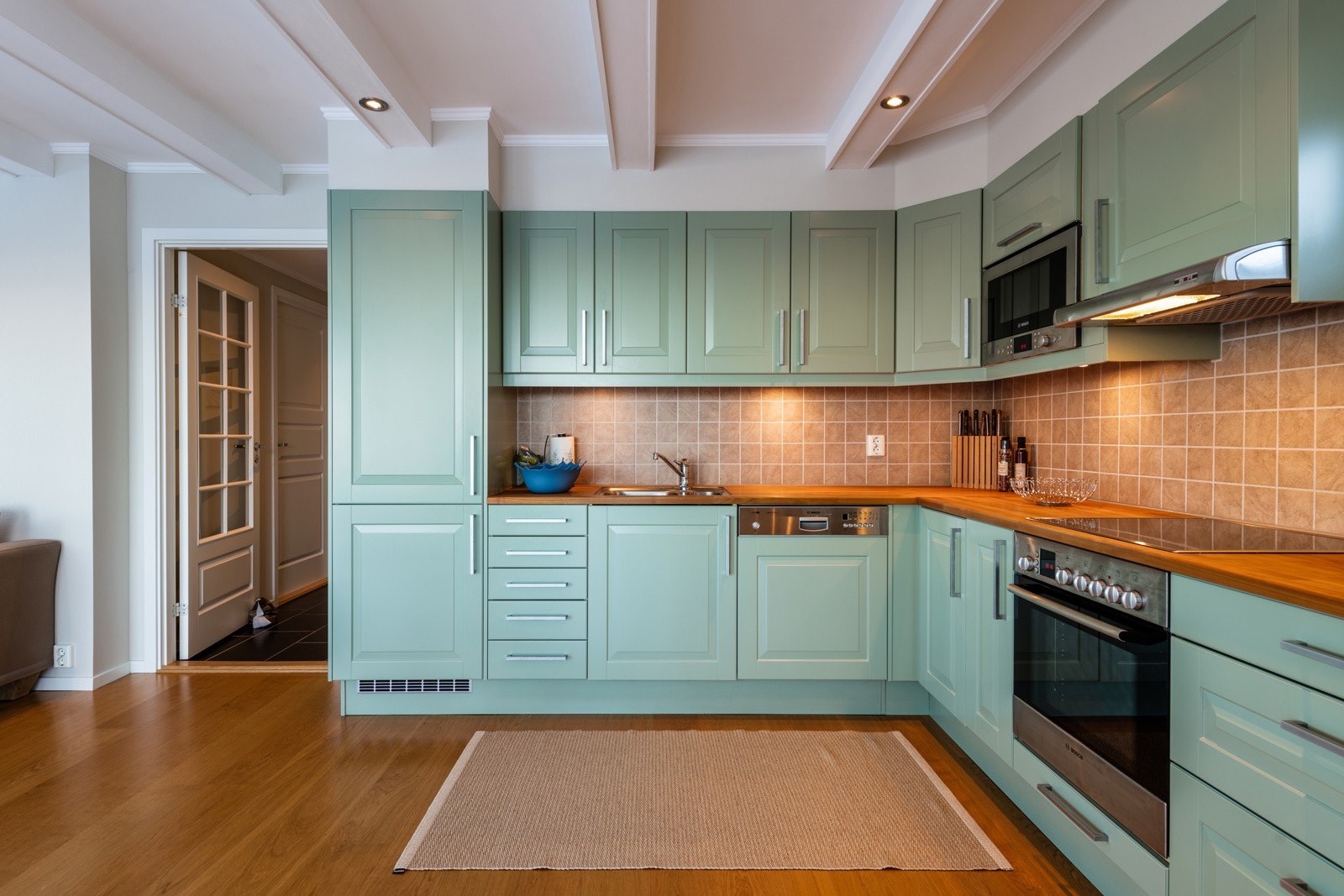 Lekkert kjøkken fra Sigdal kjøkken, med mye skap- og benkeplass Galleribilde