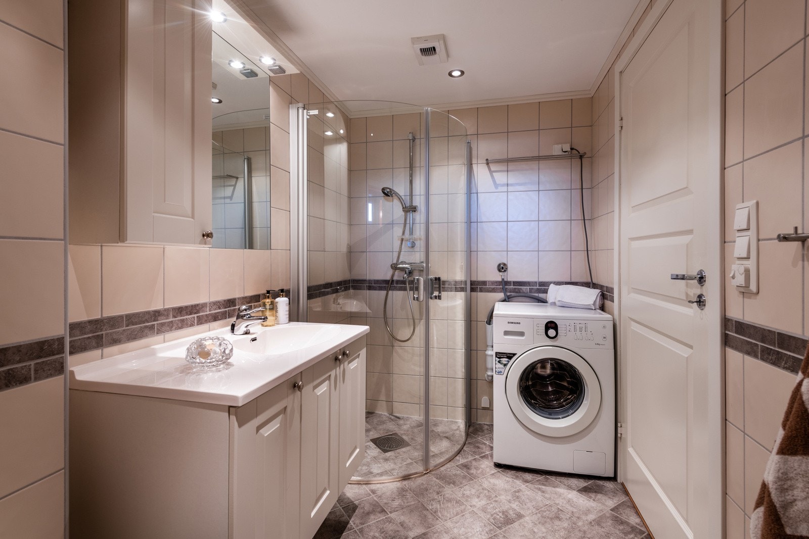 Flott bad med opplegg for vaskemaskin Galleribilde