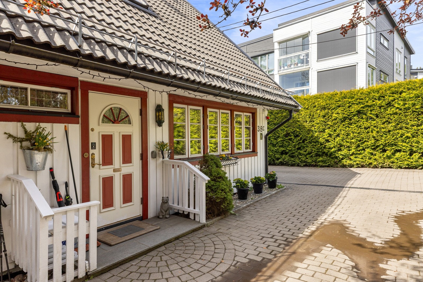 Boligen har et hyggelig inngangsparti. Galleribilde