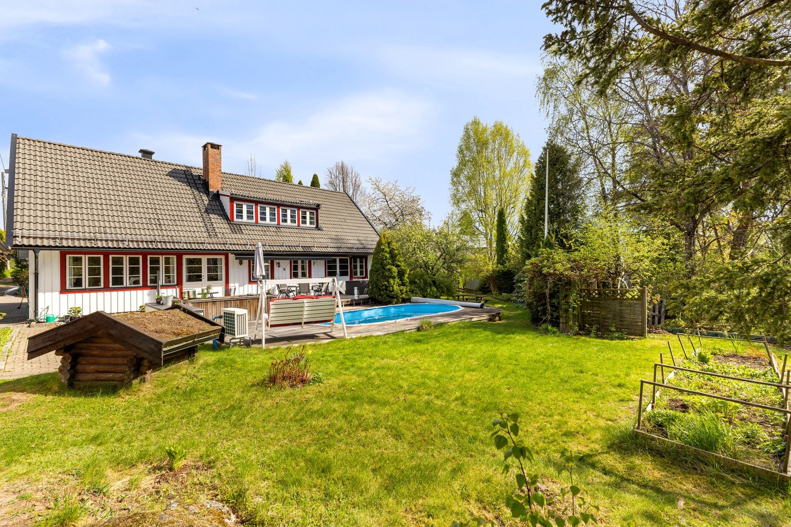 Fra stuen er det direkte utgang til en vestvendt terrasse på ca. 70 kvm som inviterer til lange, solrike dager og hyggelige kvelder. Galleribilde