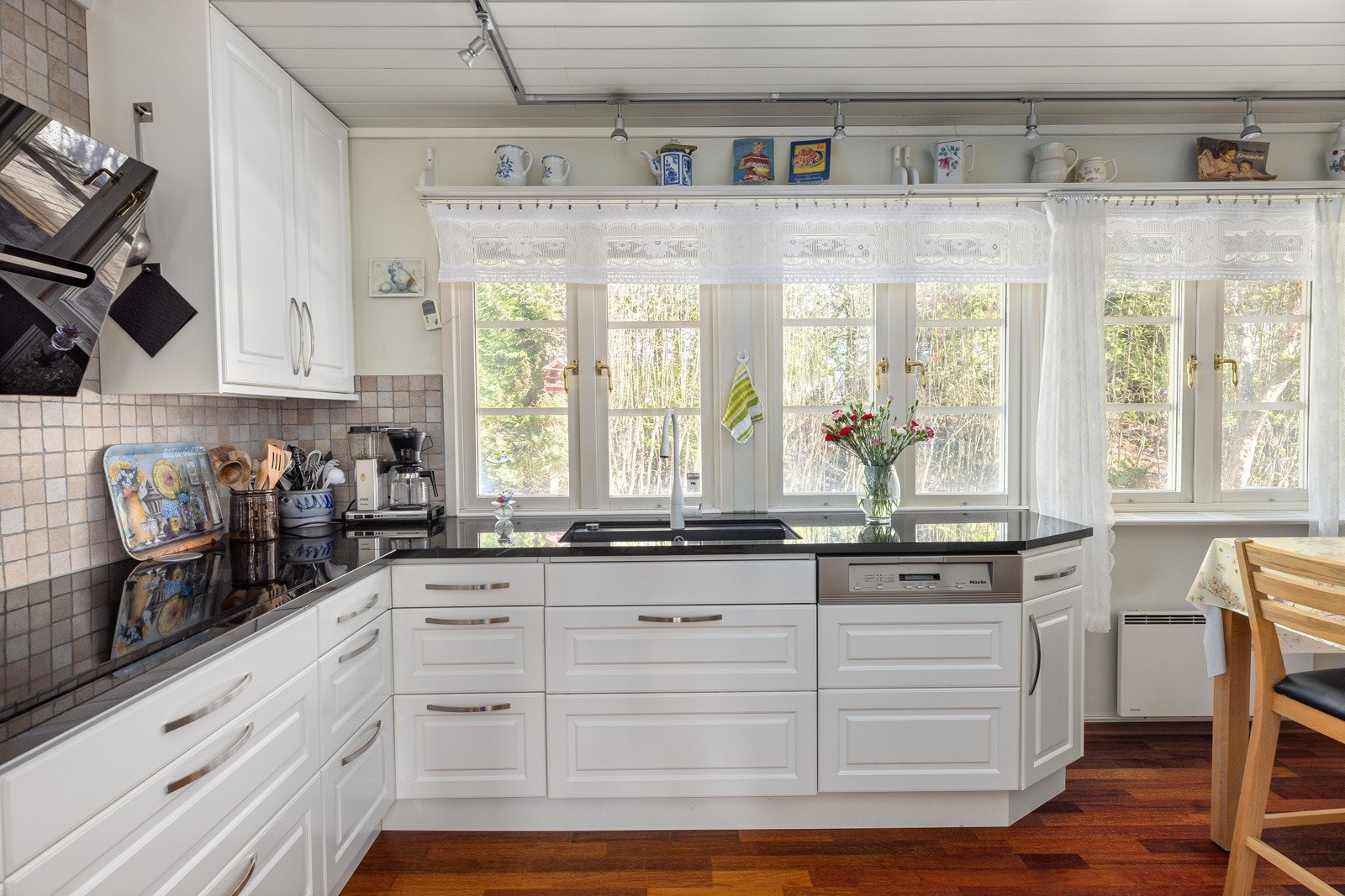 Kjøkkenet har en innreding som kombinerer det moderne og klassiske, hvor enkelte overskap med glassfronter og benkeplaten er av granitt. Galleribilde