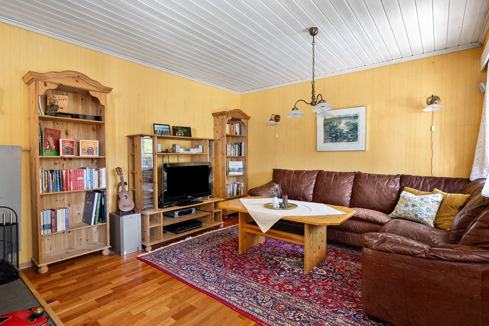 Stuen er inndelt i to soner, en koselig tv-stue og en stor, funksjonell spisestue. Galleribilde