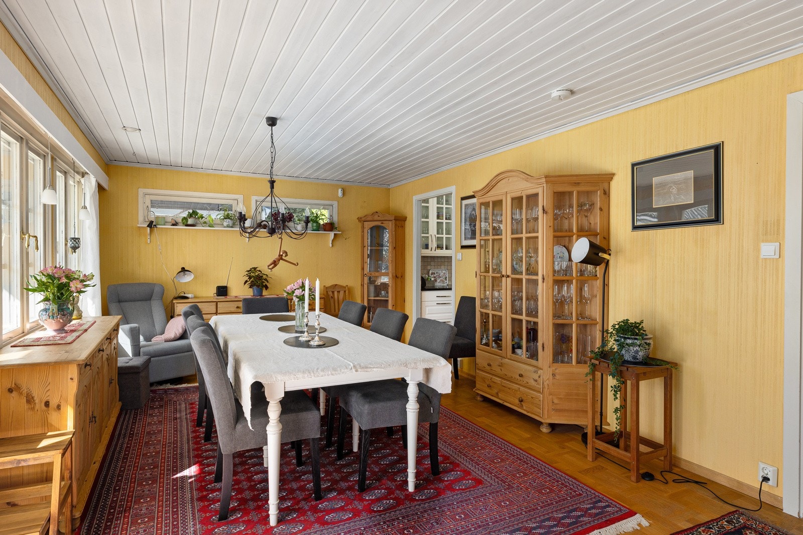 Spisestuen har god plass til et langt spisebord og øvrige møbler, og er ideell for hyggelige middager og sosiale sammenkomster. Galleribilde