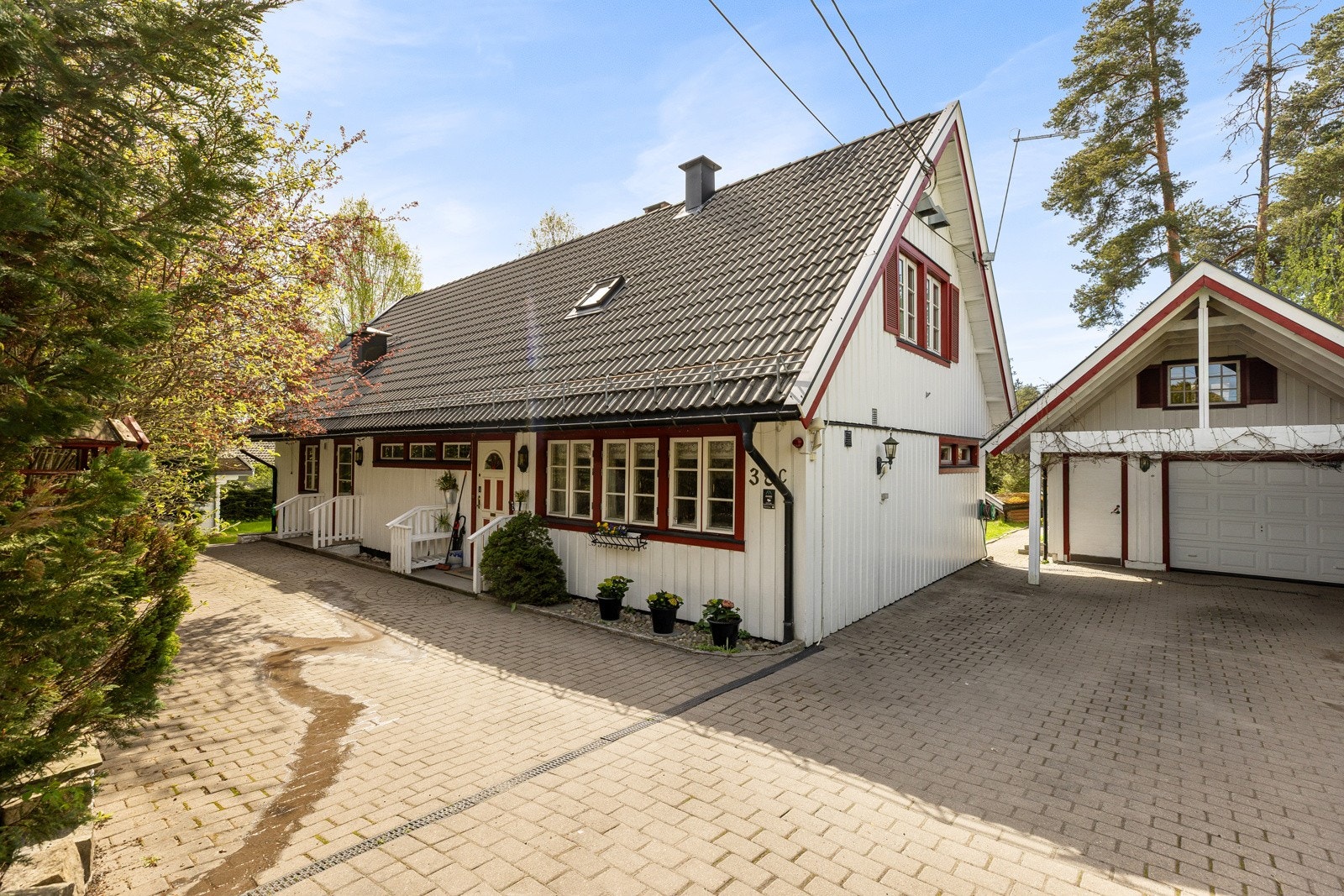 Det er rikelig med parkering på egen tomt, samt i garasje. Galleribilde