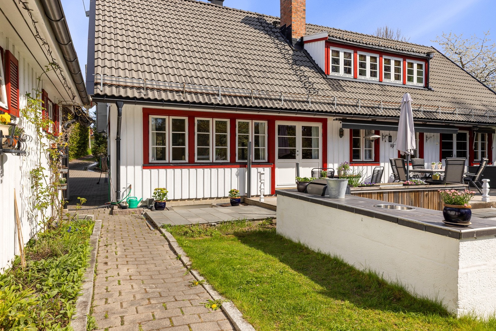 Man kan enkelt komme seg til baksiden av huset. Galleribilde