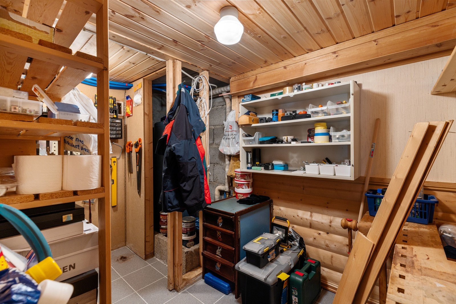 Alle bodene er av god størrelse, med et samlet areal på hele 38 kvm, som gir rikelig plass til lagring av sesongutstyr, verktøy og annet. Galleribilde