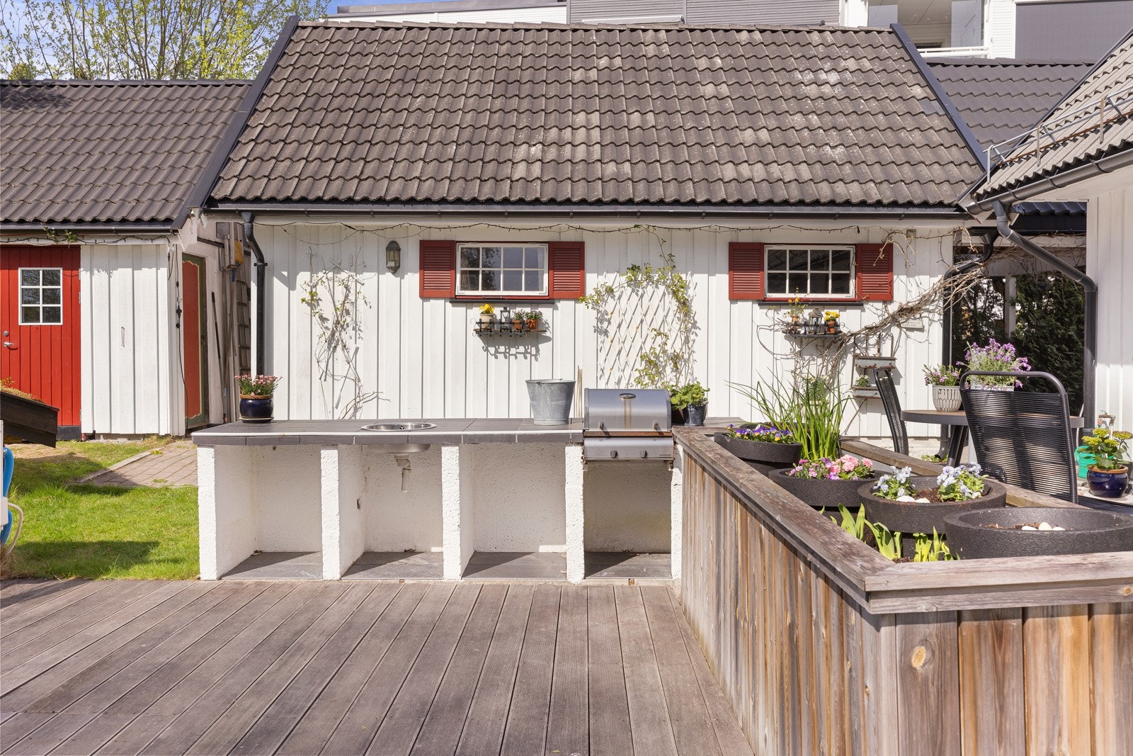 Uteområdet har svært gode solforhold gjennom store deler av dagen, og byr på muligheter for å etablere både utekjøkken og grønnsakshage. Galleribilde