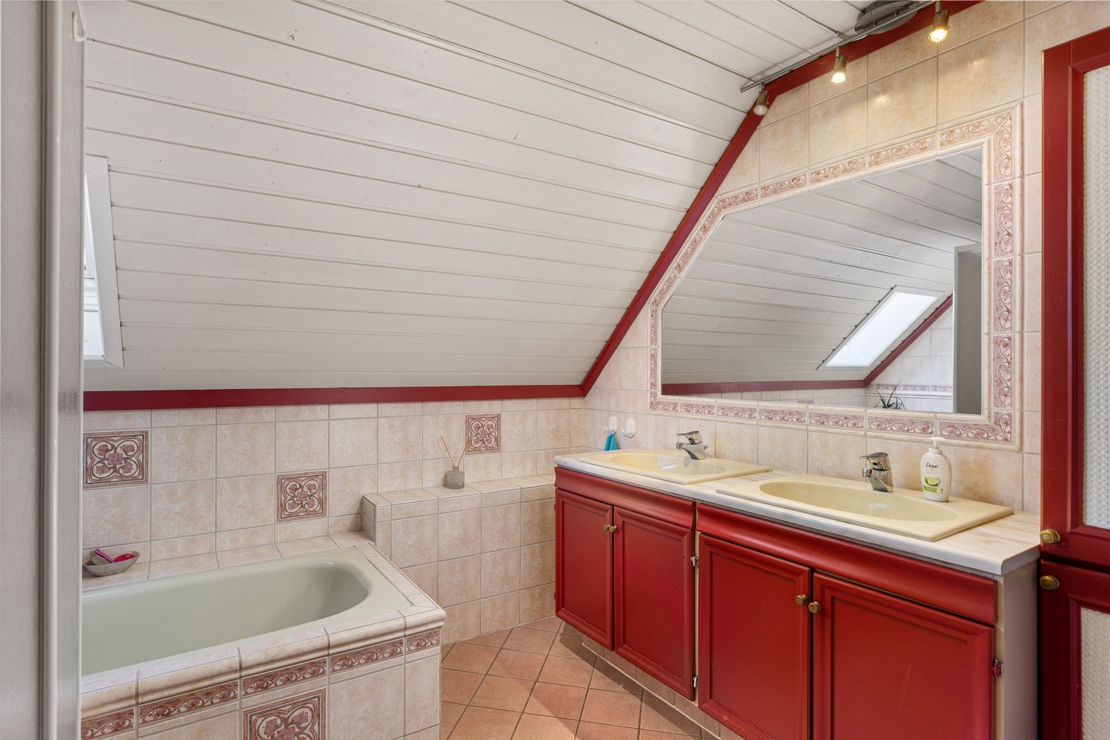 Badet i 2. etasje er funksjonelt og godt utstyrt, selv om det er av eldre dato. Rommet har flislagte gulv og vegger, og er innredet med dusjkabinett, innebygget badekar, toalett og dobbel servant. Galleribilde