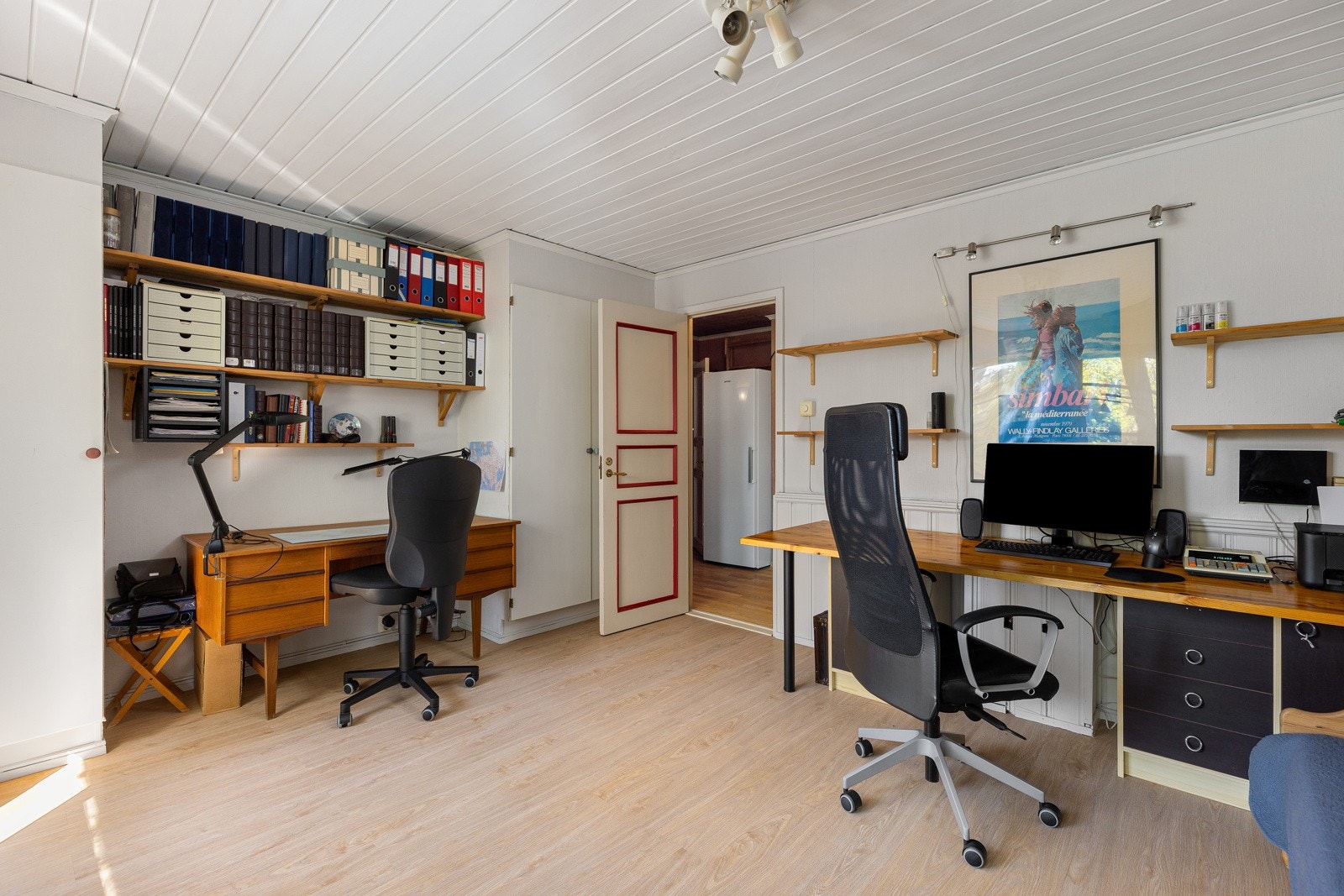 Rommet har en praktisk planløsning med god plass til seng, skrivebord eller annet møblement. Galleribilde