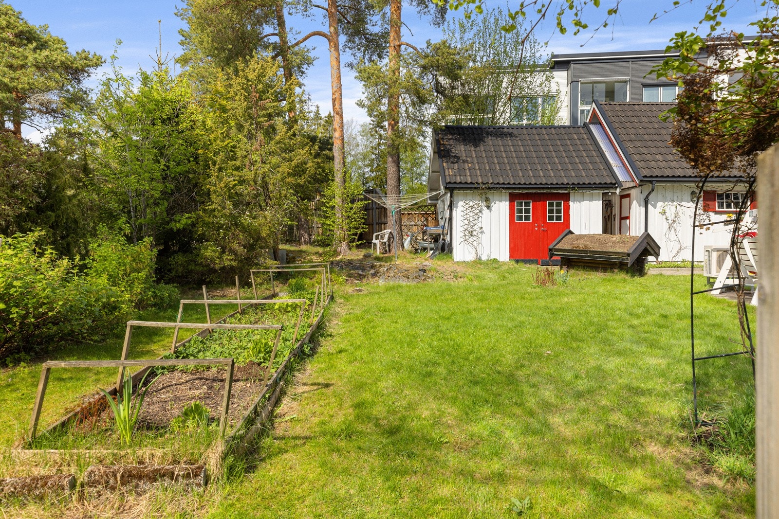 Solrik hage med masse muligheter. Galleribilde