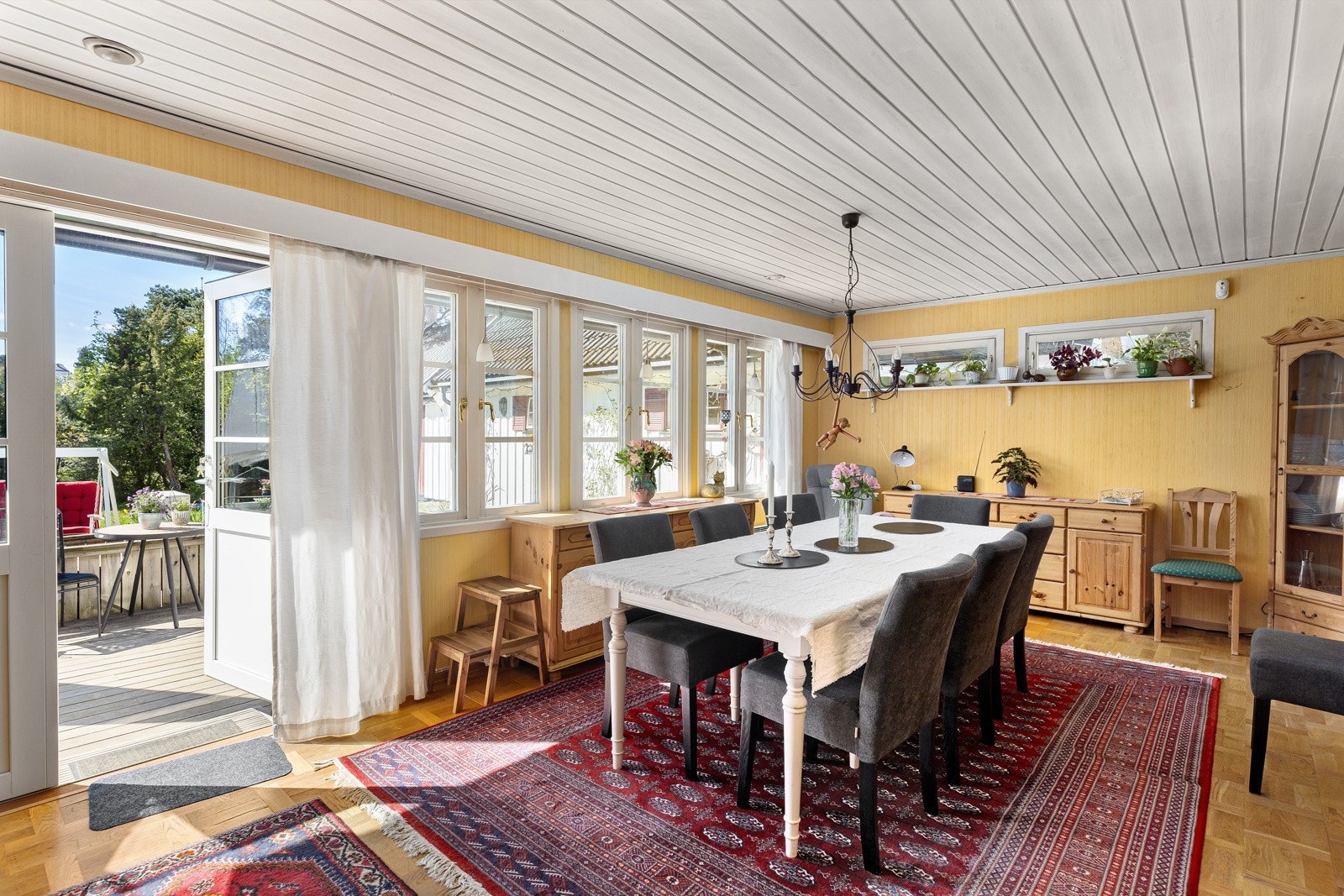 Store vindusflater gir godt med naturlig lys og åpner opp mot den solrike, skjermede uteplassen og den flotte hagen - perfekt for å forlenge oppholdsrommene utendørs på varme dager. Galleribilde