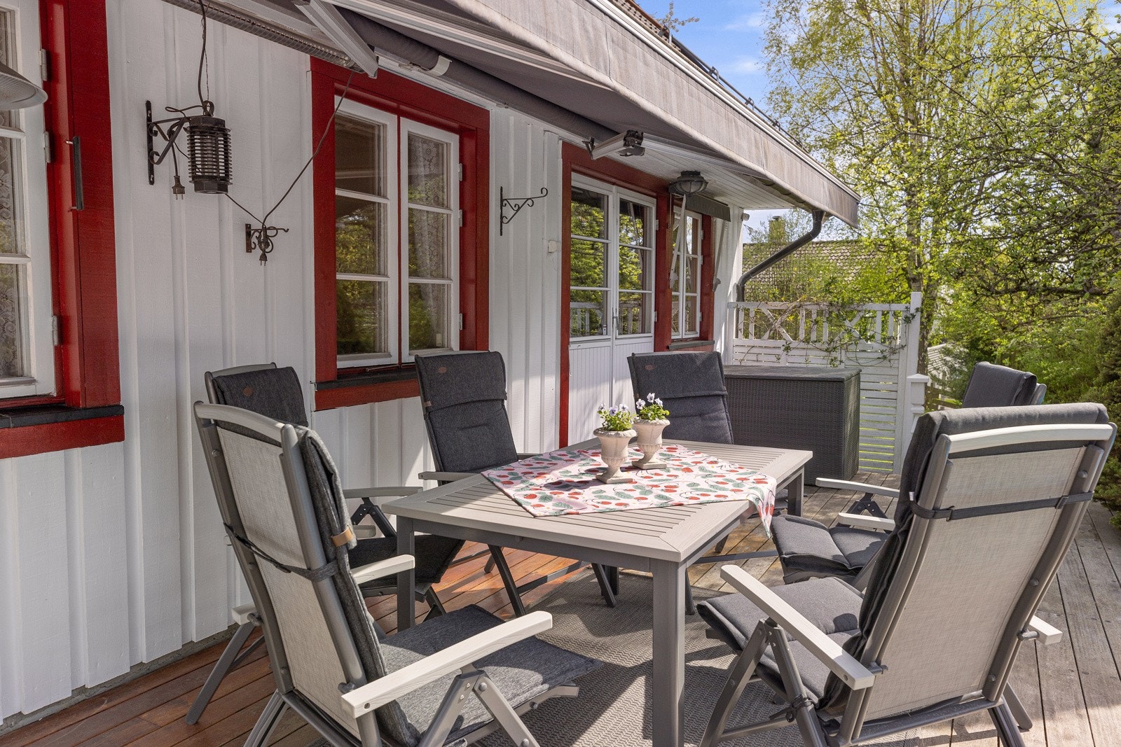 Solrik og lun terrasse med god plass til sittegruppe. Galleribilde