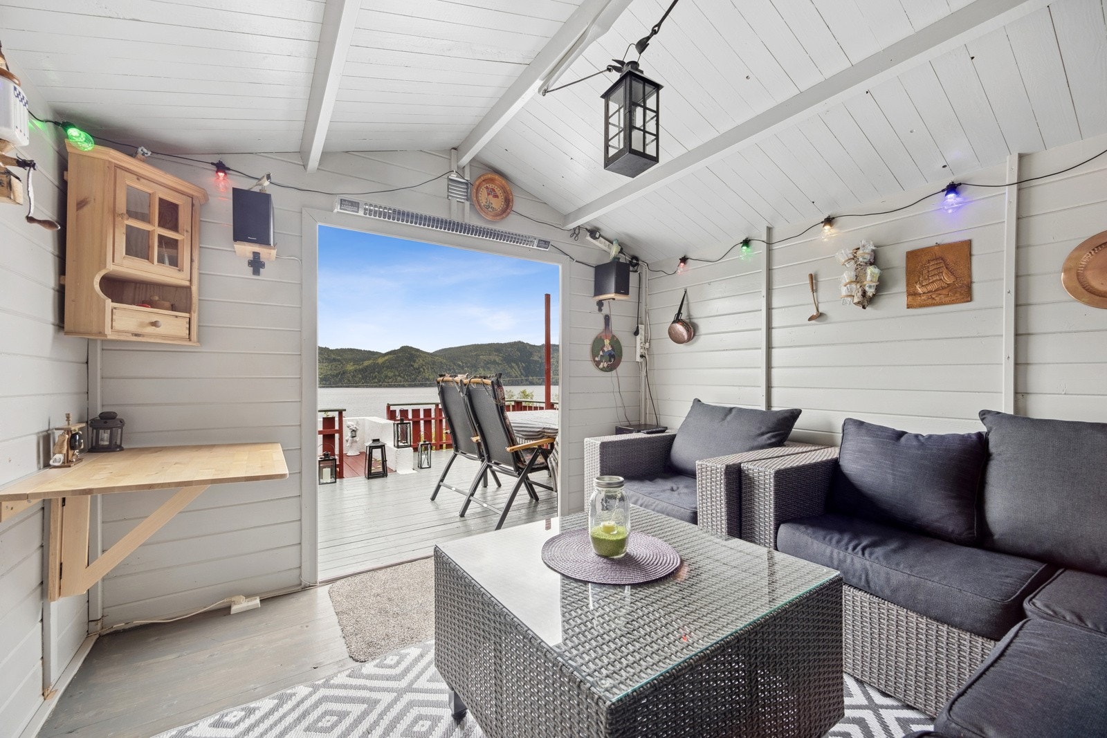 Utestua har vært i flittig bruk og er utstyrt med bl.a. sittegruppe, klappbord, lyslenke, terrassevarmere og lydanlegg. Galleribilde