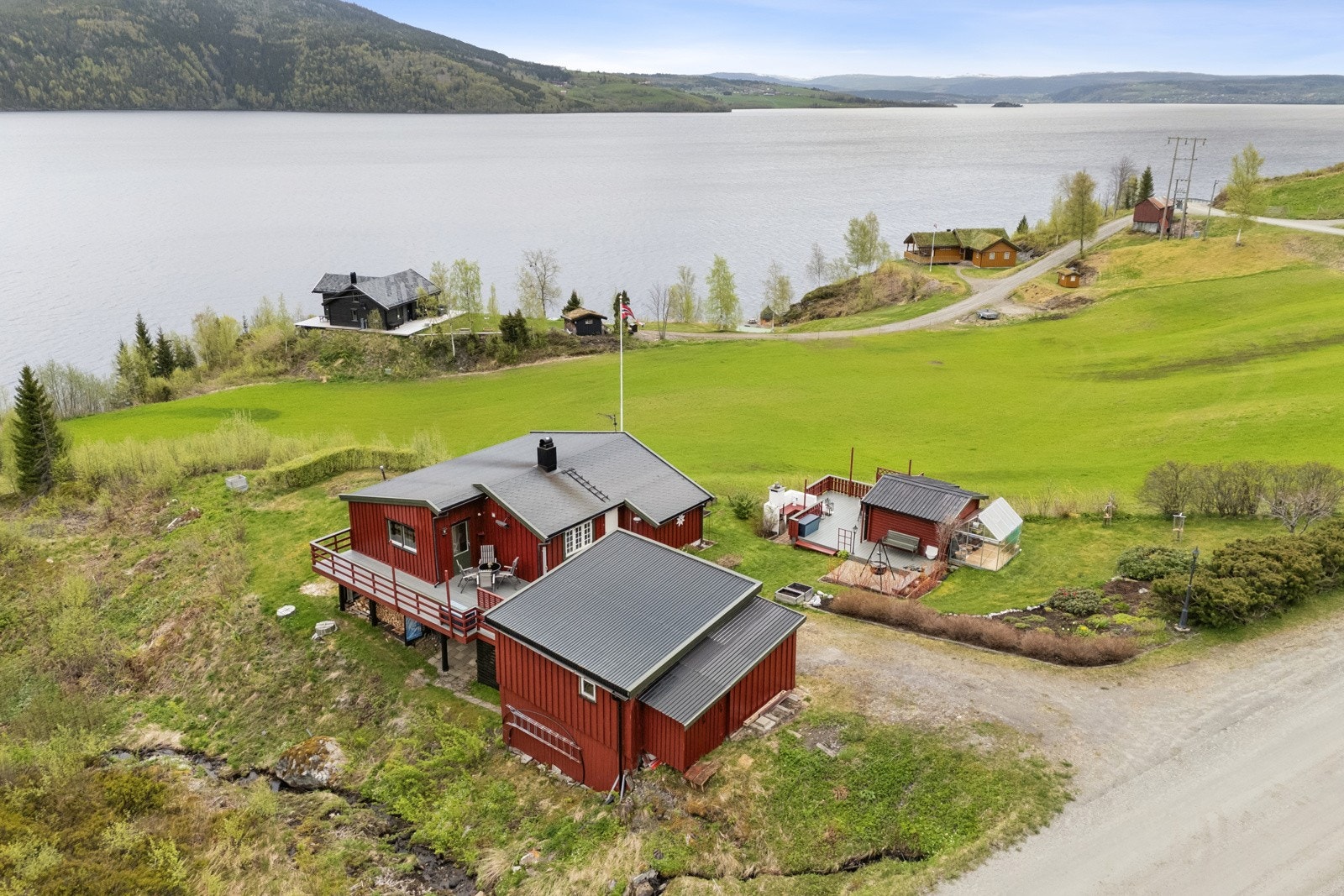Proaktiv Eiendomsmegling v/Kenneth Vårvik har gleden av å ønske velkommen til denne idyllisk beliggende hytteeiendommen i Sjøbygda v/Selbusjøen. Galleribilde
