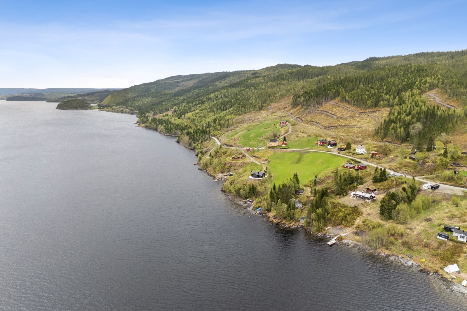 Sjøbygda ligger midt i et av Trøndelags mest naturskjønne områder, med umiddelbar nærhet til skog, fjell og vann - perfekt for deg som setter pris på friluftsliv året rundt. Galleribilde