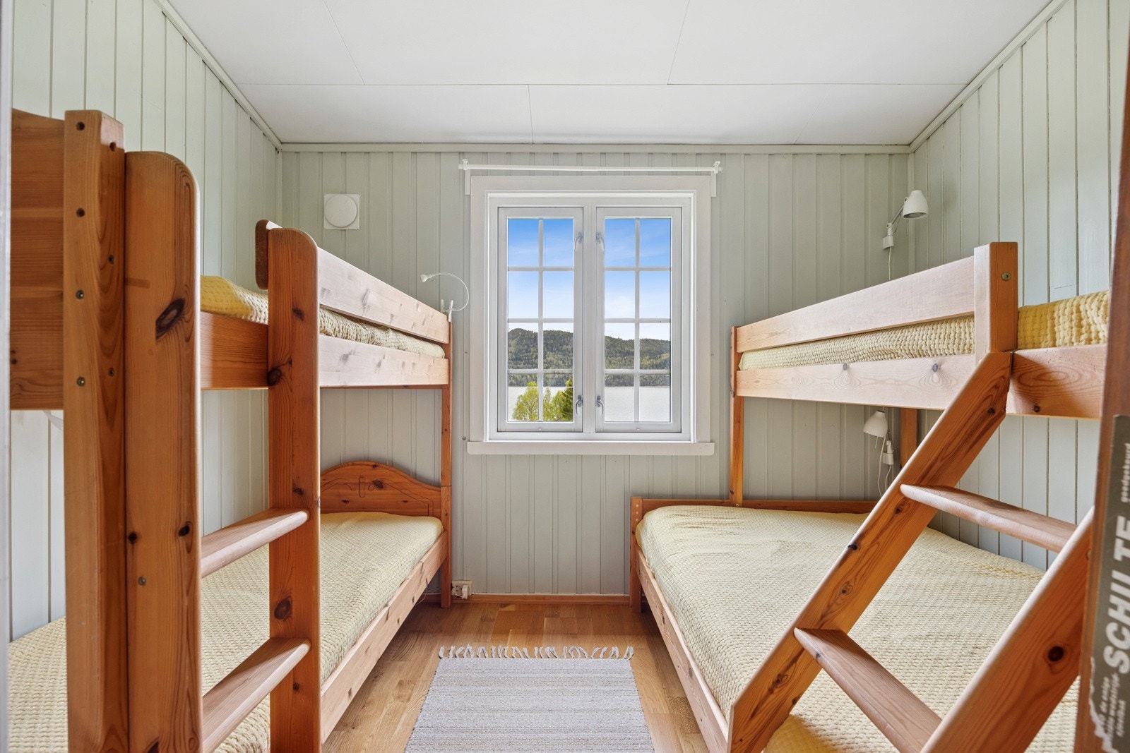 Hytta inneholder 2 gode soverom med 5 sengeplasser, i tillegg kommer flere sengeplasser i annekset. Galleribilde