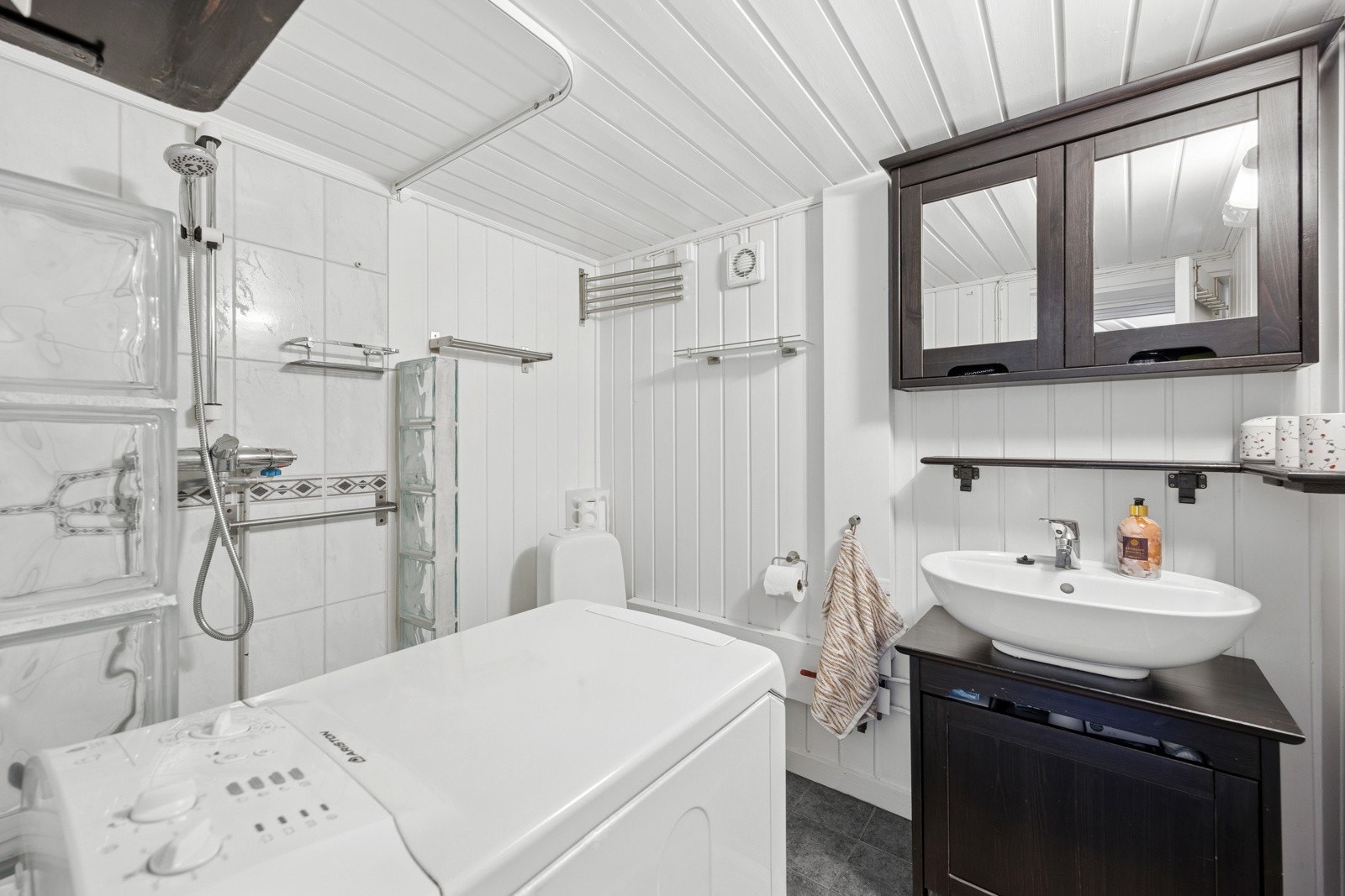 Badet har flislagt med varme i gulvet. Toppmatet vaskemaskin på badet og tørketrommel i gangen medfølger. Galleribilde