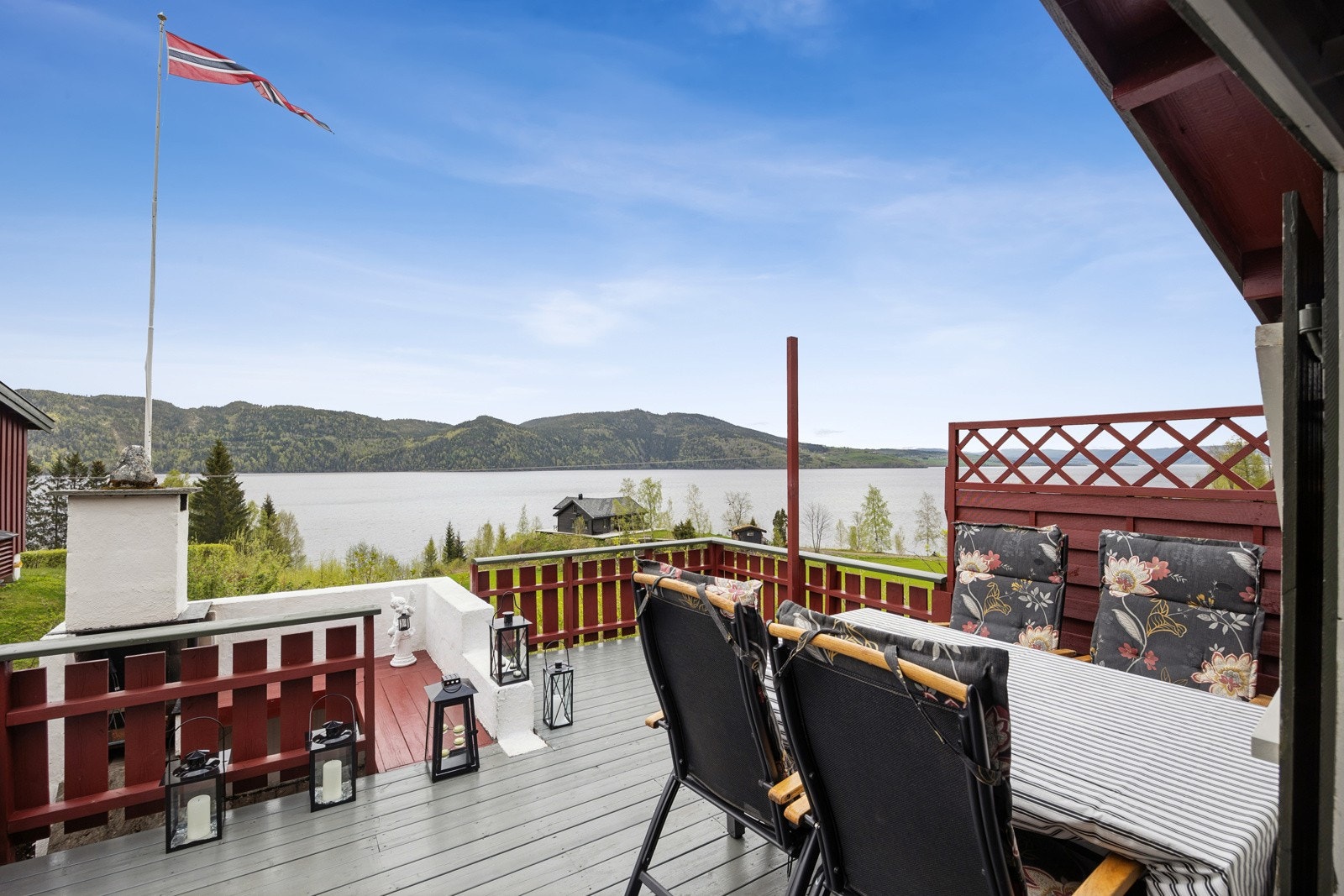 "....På sommeren så spiser vi frokost utenfor grillboden og nyter utsikten over Selbusjøen...." Galleribilde