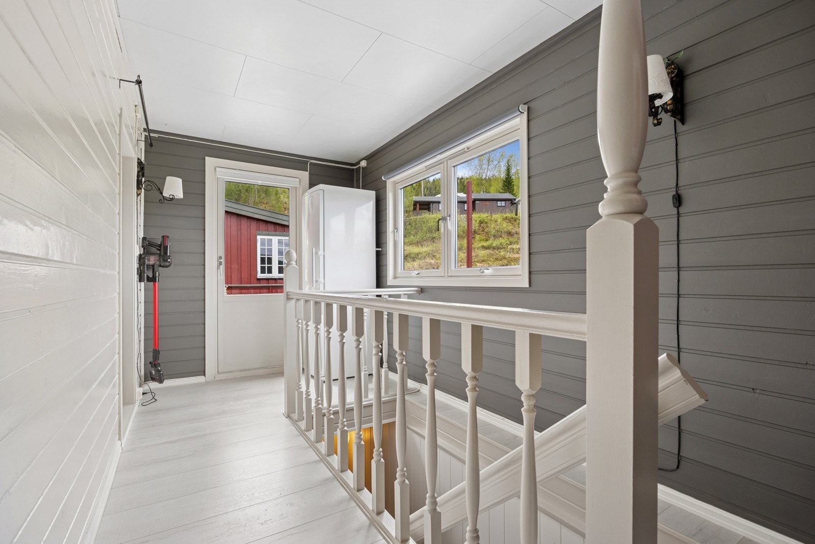 Fra gangen kan man ta seg ut på verandaen eller ned til kjelleretasjen. Galleribilde