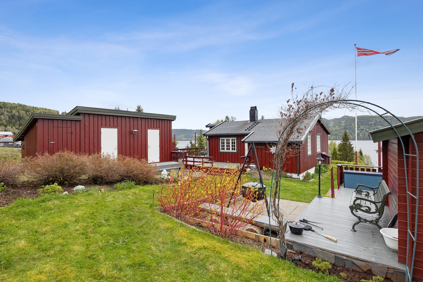 Eiendommen er bebygd med hyttebygg, anneks og utestue. Tomta er selveid, måler 720 kvm og byr på bl.a. forseggjorte uteområder opparbeidet med bed, planter, bærbusker og frukttrær. Galleribilde