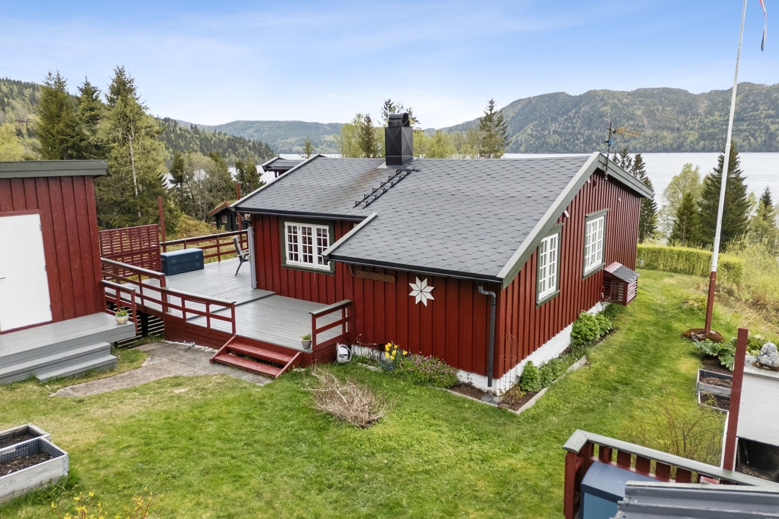 Velkommen til Sjøbygdvegen 791! Hytta ble opprinnelig oppført i 1964 men er senere påbygd og oppgradert i flere omganger. Galleribilde