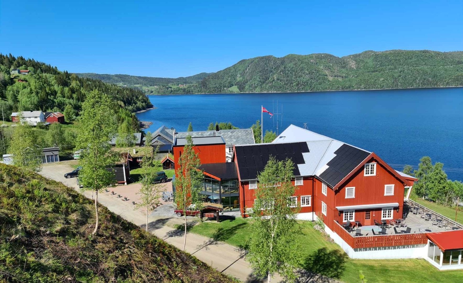 Norsk radiomuseum ligger "rett borti gata" og byr på kaffe og unik samling med fremvisning av norsk radio og fjernsynshistorie. Galleribilde