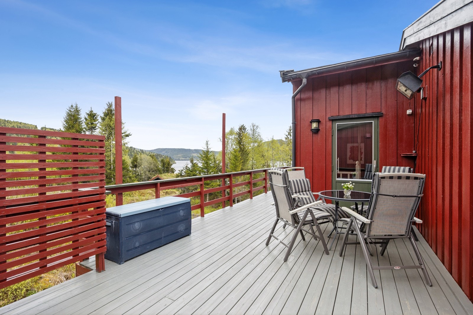 Verandadelen vender mot sørvest og byr på ypperlige solforhold på sommerstid. Galleribilde