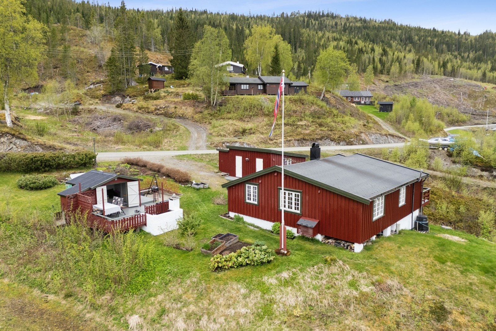 Eiendommen er godt oppgradert av selgerne, bl.a. er det borret etter og lagt inn eget vannopplegg til hytta. Galleribilde