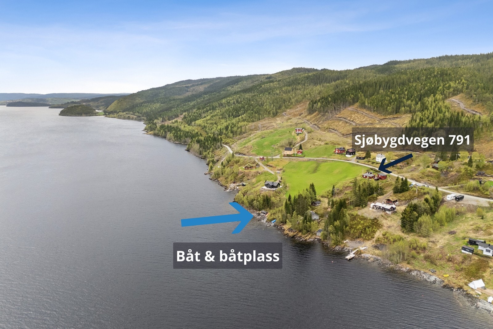 Båtplass, båt og motor medfølger og befinner seg ved båtplassen ca 100 m nedenfor hytteeiendommen. Galleribilde
