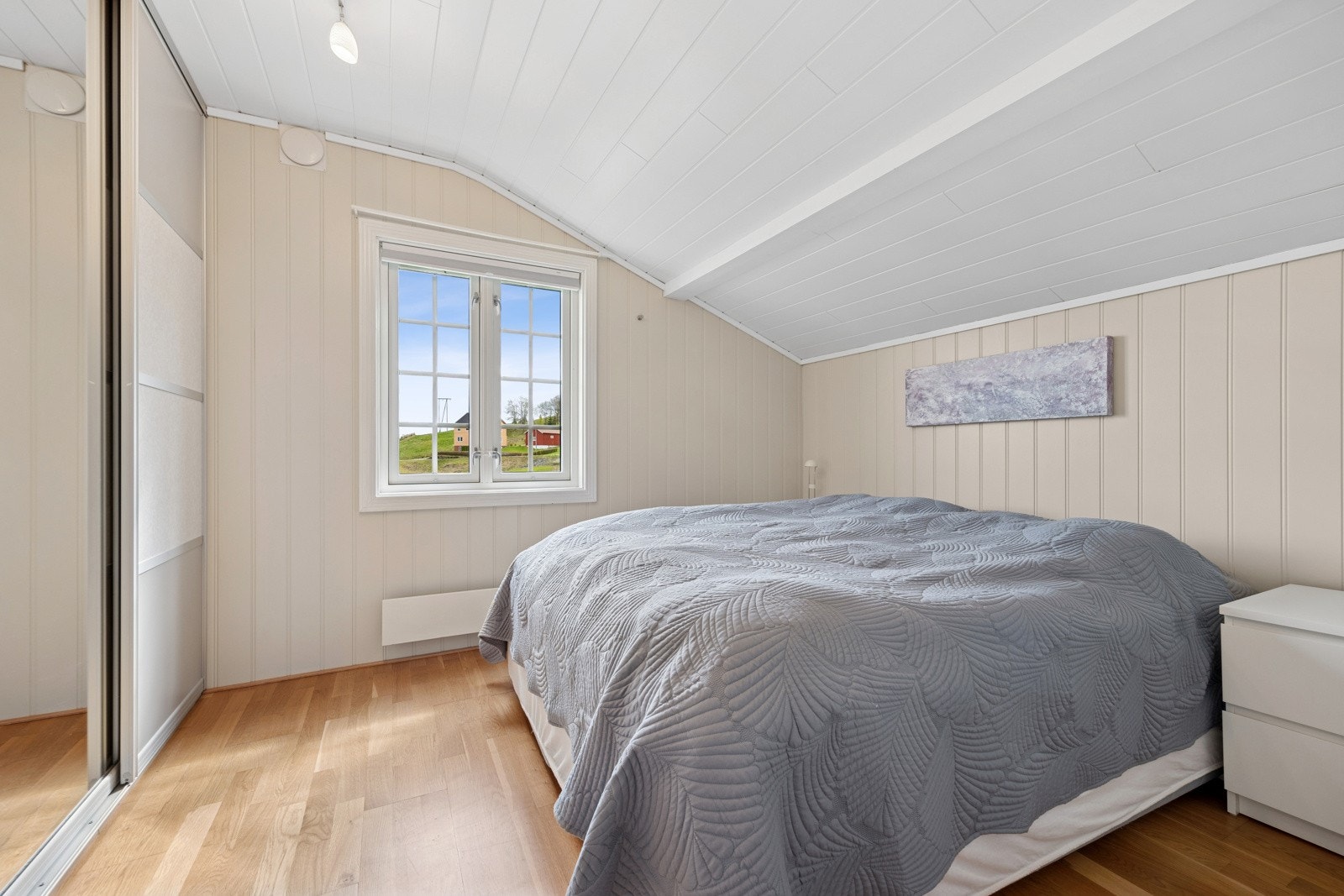 På hovedsoverommet finner man god garderobeløsning. Galleribilde