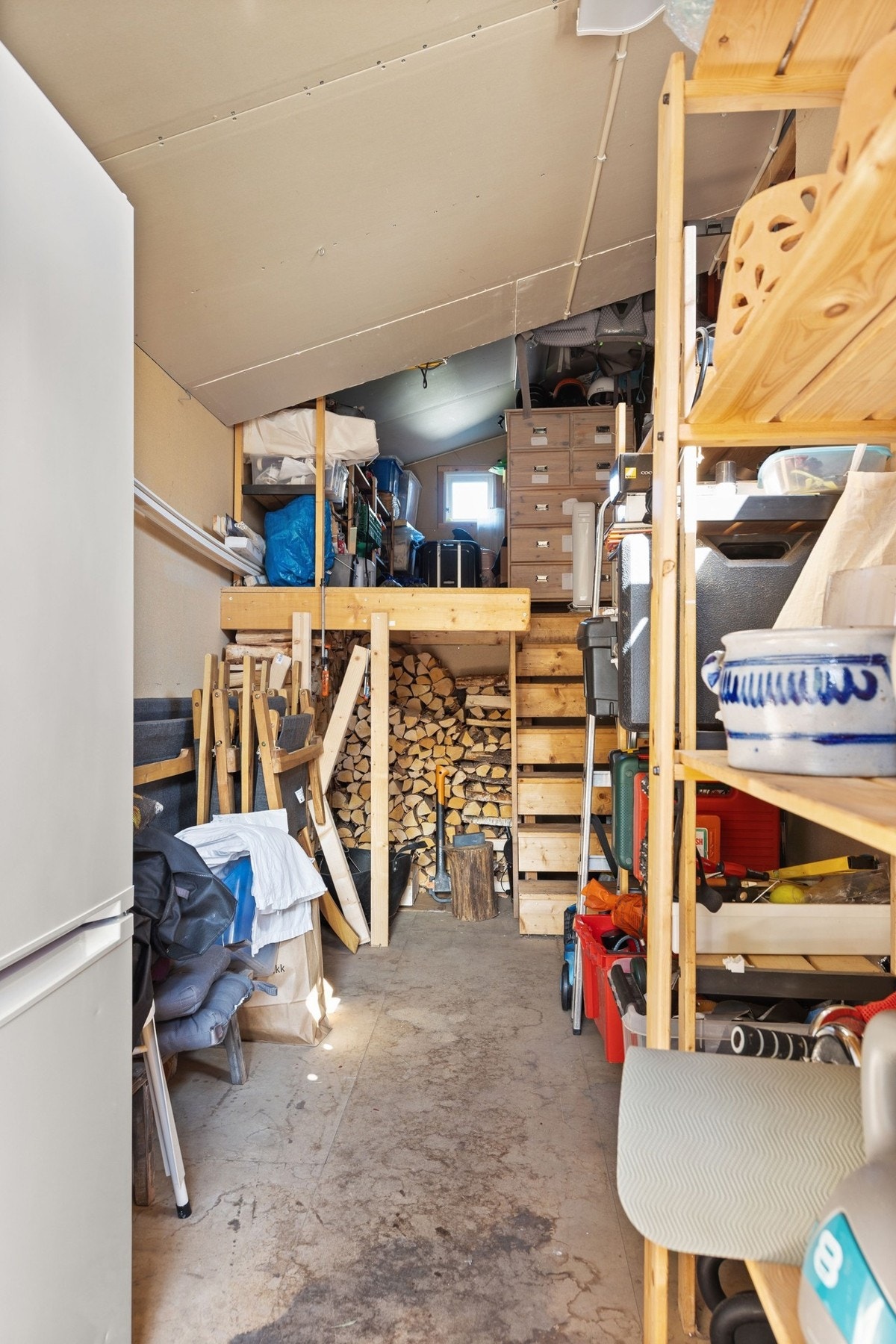 For den andre delen av boden er det tilgang fra hagen, her har selger ved, ekstra kjøleskap, hageredskaper og sportsutstyr. Galleribilde